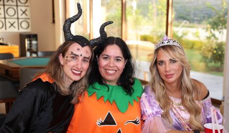  Angeles Mahbub, Mónica Medina y Sinthia González.
