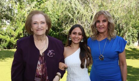  Lucía Díaz con las abuelas de su novio Fernando Díaz de León Ruiz, Annette Noyola y Martha Elena Díaz de León.