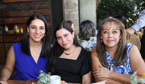  Verónica Díaz de León, Samantha Pérez y Chachis de Díaz de León.