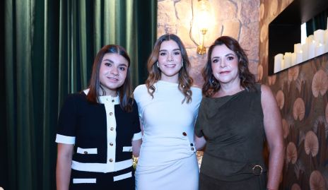  Marisol Dieguez con sus hijas Regina y Paulina Estrada.