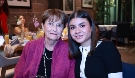  Ángeles Martí y Regina Estrada.