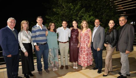  Los novios con los anfitriones, Gabriel Sanders, Maru Bárcena, Luis Navarro, Gaby Chevaile, Mauricio Martínez, María José Zacarías, Kinkis Galán, Alberto Kasis, Silvia Medrano y Gerardo Chevaile.