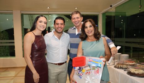  María José Zacarías, Mauricio Martínez, Luis Navarro y Gabriela Chevaile.