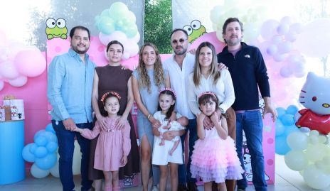  Arturo Nava, Julieta González, Priscila González, Eduardo Ramos, María José Barragán, Diego Rodríguez, con sus hijas Roberta, Emma y Luisa.