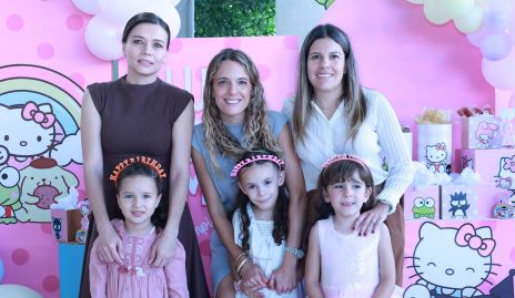  Julieta González, Priscila González y María José Barragán con sus hijas Roberta, Emma y Luisa.