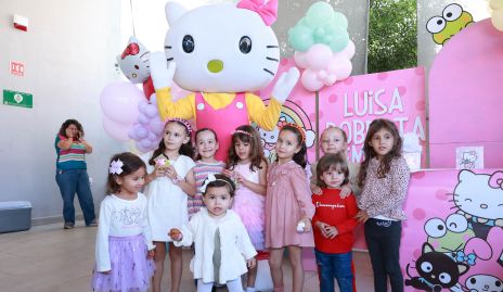  Emma, Luisa y Roberta con sus amigas.