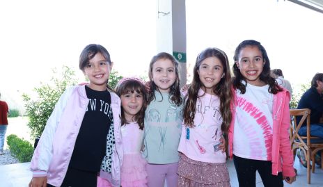  Luisa con su hermana y sus amigas.