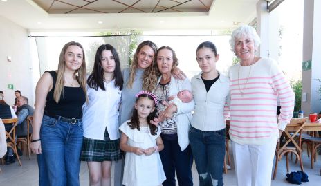  Renata González, Valentina Dauajare, Priscila González, Rossana Benavente, Andrea Dauajare, Irene Benavente y Emma Ramos.