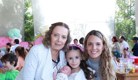 Rossana Benavente, Emma Ramos y Priscila González.