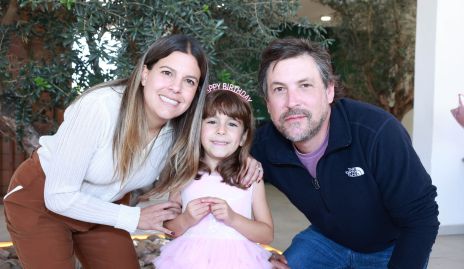  María José Barragán y Diego Rodríguez con su hija Luisa.