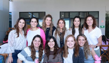  Priscila González con sus amigas.