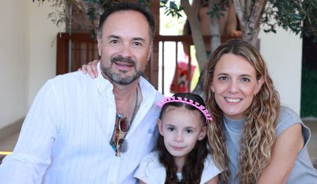  Emma con sus papás Eduardo Ramos y Priscila González.