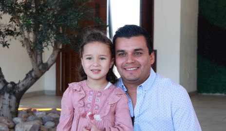  Roberta con su papá Arturo Nava.