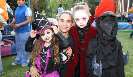  Antonella  Valle, Adelina Zendejas, Marietta Valle y  Romeo Valle.