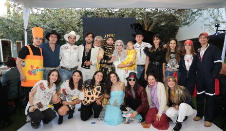  Guillermo Pizzuto y Cristina Puga con sus hijos Memo y Cristy y sus amigos.