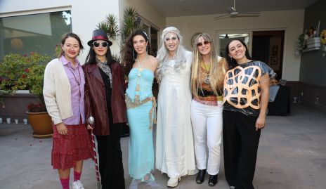  Cristina Puga con su hija Cristy y sus amigas.