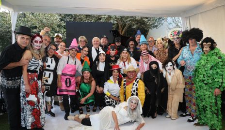  Cristina Puga celebrando sus 50 años con sus amigos.