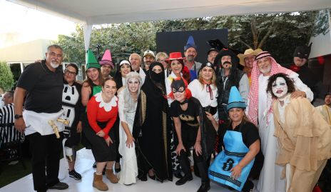  Cristina Puga celebrando sus 50 años con sus amigos.