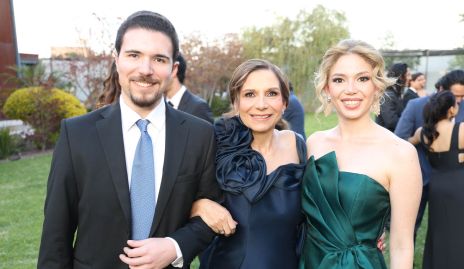  Kurt Naya, Claudia Naya y Paola Flores.