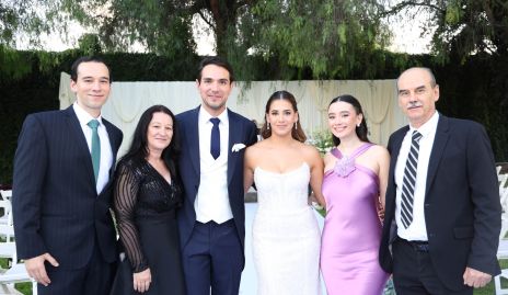  Víctor Chávez, Vicky Marroquín, Josef Naya, Ana Pao Bravo, Valeria Chávez y Víctor Chávez.