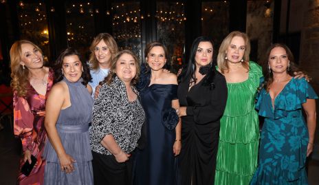  Claudia Naya, mamá del novio con sus amigas.