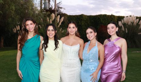  Ana Pao Bravo con sus amigas.