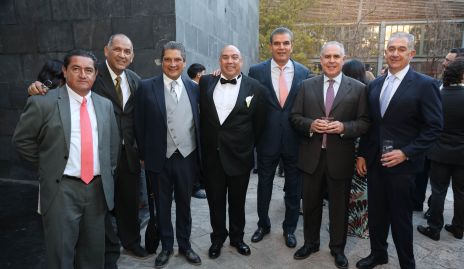  José Ángel Morales papá de la novia con sus amigos.