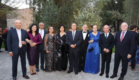  Wilfrido Martónez y Claudia Neumann, papás del novio con sus amigos.