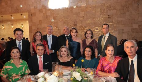  José Ángel Morales y Ana Hunter, papás de la novia con sus amigos.