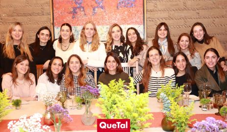  Paulina Martínez con sus amigas.