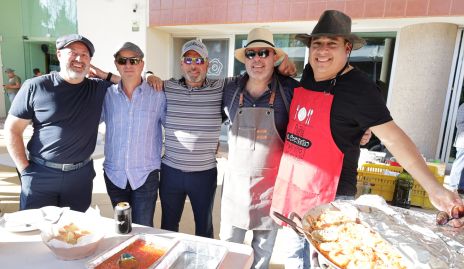  Emmanuel Guevara, paellero con sus amigos.