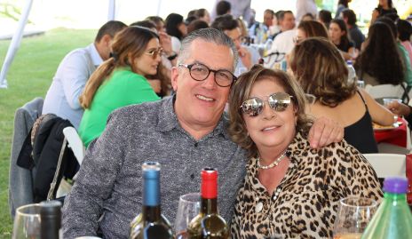  Agustín Esparza y Mónica Flores.