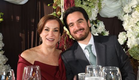  Laura Angélica Jonguitud con su hijo Julio Galindo.