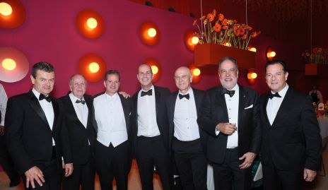  Jorge Leiva Pons, papá de la novia con sus amigos.