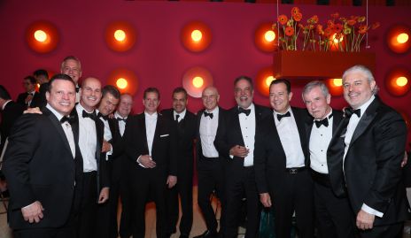  Jorge Leiva Pons, papá de la novia con sus amigos.