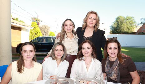  Yolanda Álvarez con sus amigas.