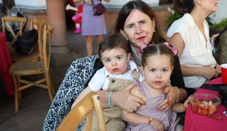 Rosy Somohano con sus nietos Santiago Salgado y Roberta Salgado.