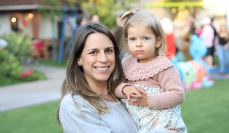   Paulina Aguirre con su hija Loretta.