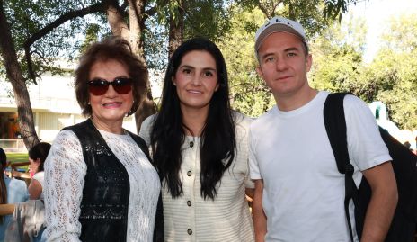  María Zendejas con sus hijos María José Velázquez y Carlos Velázquez.