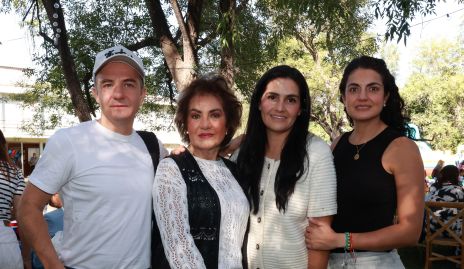  Carlos Velázquez, María Zendejas, María José Velázquez y Ana Sofía Velázquez.