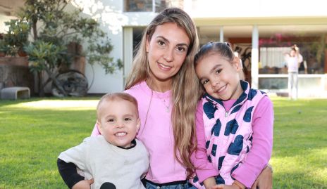  Damián, Ana Gaby Astorga y Carlota.