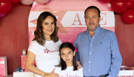  Alejandra Díaz de León y Juan Carlos Conde con su hija Ale.