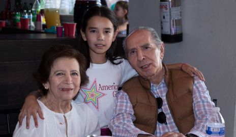  Ale con sus abuelos Dolores Solís y Jesús Conde.