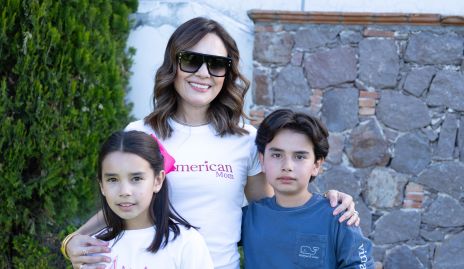  Alejandra Díaz de León y sus hijos Ale y Juanqui Conde.