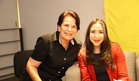  Teresa Villalobos y Ligia Urroz.