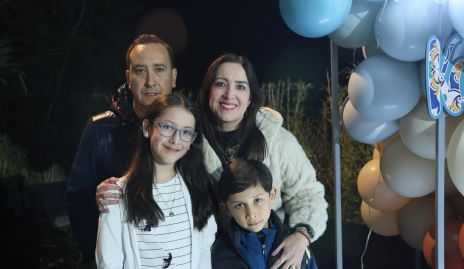  Enrique González, Jaquie González, Karina Morales  y Quique González.