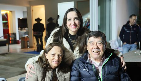  Carmen Ortiz, Karina Morales y Armando Morales.