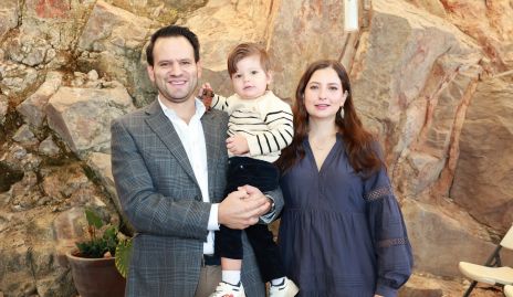  Carlos Hernández, su hijo Carlos y Arantxa Betanze.