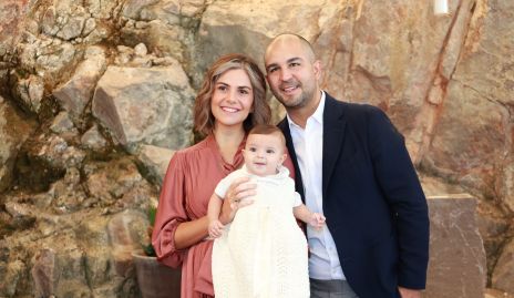  Valeria Sillar y Rubén Leal con su ahijado Alonso Hernández.