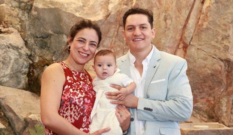  Paula Galván y Christian Rivera con su ahijado Alonso Hernández.